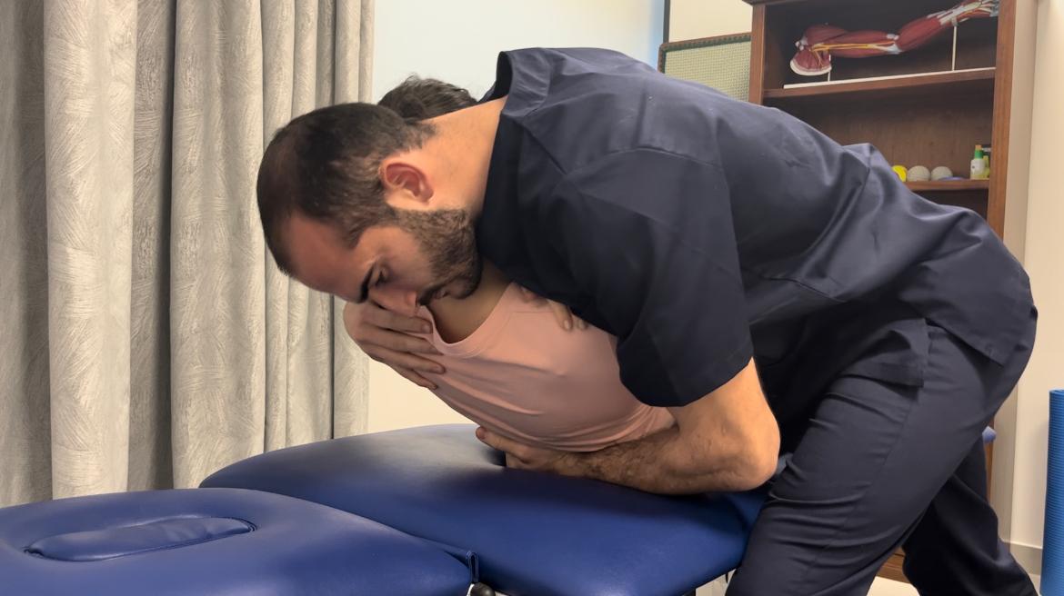 Antonio che pratica una manipolazione su un paziente